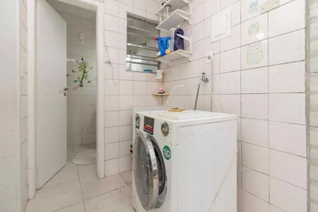 Casa à venda com 220m², 4 quartos e 3 vagas Casa à venda com 220m², 4 quartos e 3 vagasBanheiro com piso de porcelanato, lavabo e vaso sanitário, com iluminação adequada.