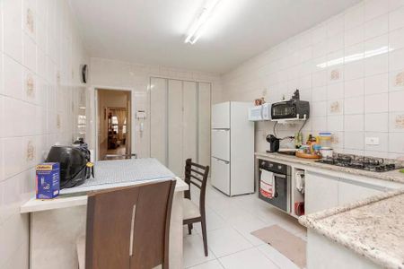 Casa à venda com 220m², 4 quartos e 3 vagas Casa à venda com 220m², 4 quartos e 3 vagasCozinha com geladeira, fogão e microondas, com iluminação adequada e móveis simples.