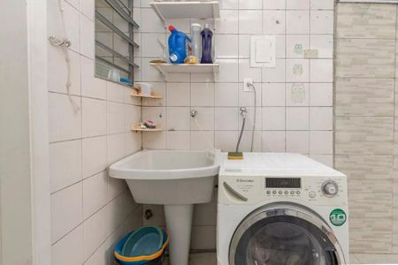 Casa à venda com 220m², 4 quartos e 3 vagas Casa à venda com 220m², 4 quartos e 3 vagasBanheiro com pia e lavadora, com teto e paredes de azulejos brancos, e um espelho na parede.
