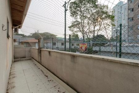 Casa à venda com 220m², 4 quartos e 3 vagas Casa à venda com 220m², 4 quartos e 3 vagasPátio com vista para a rua, cercado por muro e rede de proteção.