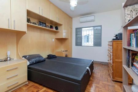 Casa à venda com 220m², 4 quartos e 3 vagas Casa à venda com 220m², 4 quartos e 3 vagasQuarto com cama de casal, móveis de madeira e ar condicionado.