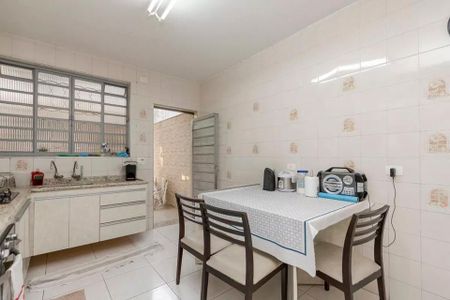 Casa à venda com 220m², 4 quartos e 3 vagas Casa à venda com 220m², 4 quartos e 3 vagasCozinha com piso de porcelanato, bancada de granito e geladeira, fogão e pia.
