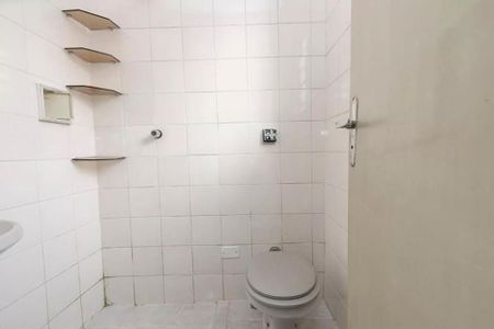 Casa à venda com 220m², 4 quartos e 3 vagas Casa à venda com 220m², 4 quartos e 3 vagasBanheiro com piso de porcelanato, vaso sanitário e prateleiras de metal.