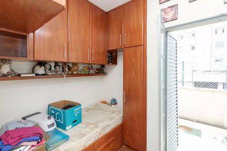 Casa à venda com 220m², 4 quartos e 3 vagas Casa à venda com 220m², 4 quartos e 3 vagasCasa com cozinha e varanda, com móveis de madeira e decoração simples.