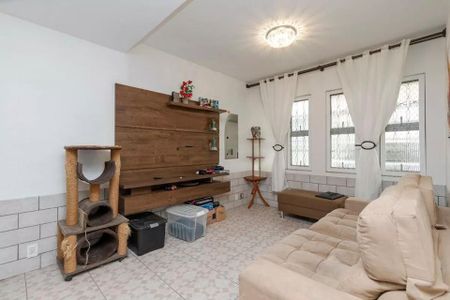 Sala com sofá e mesa de centro, iluminação natural, decoração simples. de casa à venda com 4 quartos, 220m² em Brooklin, São Paulo