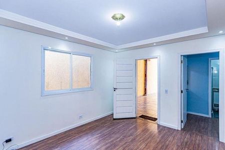 Quarto com piso de madeira, porta de madeira e janela com persianas de madeira. de casa à venda com 3 quartos, 170m² em Vila Cavaton, São Paulo