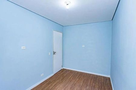 Quarto com paredes azuis e piso de madeira, iluminado por uma lâmpada. de casa à venda com 3 quartos, 170m² em Vila Cavaton, São Paulo