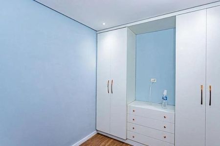 Cabinete com armários e prateleiras em uma parede azul, com iluminação adequada e acabamento de alta qualidade. de casa à venda com 3 quartos, 170m² em Vila Cavaton, São Paulo