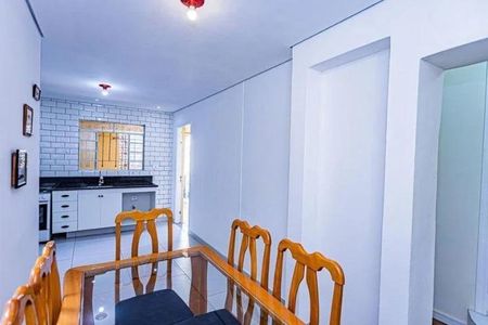 Comida preparada em uma cozinha moderna e bem iluminada. de casa à venda com 3 quartos, 170m² em Vila Cavaton, São Paulo