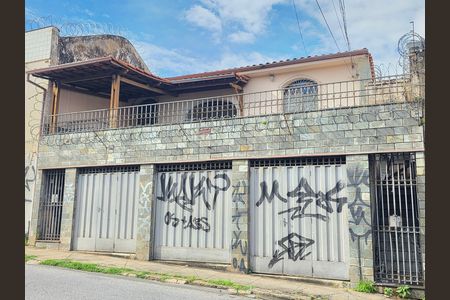 Casa à venda com 184m², 3 quartos e 3 vagas Casa à venda com 184m², 3 quartos e 3 vagasFachada