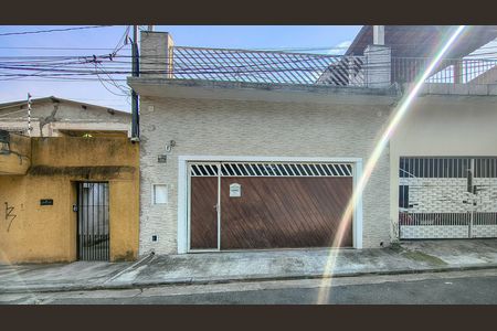Casa para alugar com 114m², 2 quartos e 2 vagas Casa para alugar com 114m², 2 quartos e 2 vagasFachada