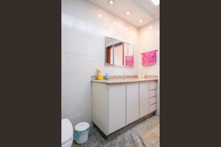Casa à venda com 188m², 3 quartos e 3 vagasBanheiro 1