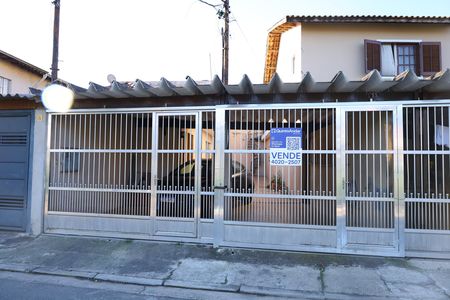 Casa à venda com 200m², 1 quarto e 5 vagasPlaca grande instalada no portão do imóvel em 08.06.2026 - Código da placa: WYNY-766