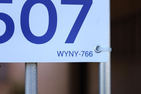 Casa à venda com 200m², 1 quarto e 5 vagasPlaca grande instalada no portão do imóvel em 08.06.2026 - Código da placa: WYNY-766