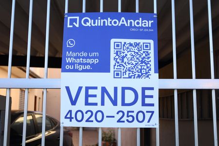 Casa à venda com 200m², 1 quarto e 5 vagasPlaca grande instalada no portão do imóvel em 08.06.2026 - Código da placa: WYNY-766