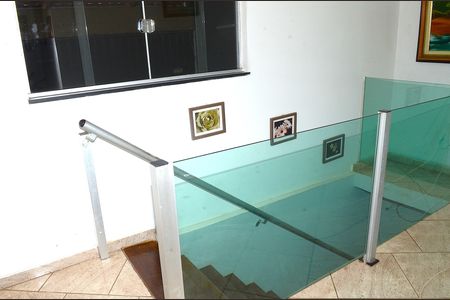 Casa para alugar com 300m², 5 quartos e 2 vagasEscada