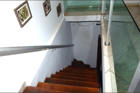 Casa para alugar com 300m², 5 quartos e 2 vagasEscada