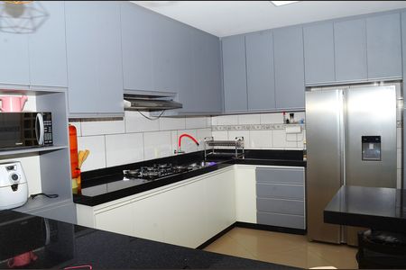 Casa para alugar com 300m², 5 quartos e 2 vagasCozinha