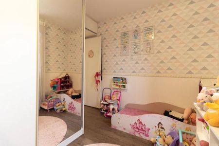Quarto infantil com cama de princesa e móveis coloridos, com brinquedos e decoração infantil. de apartamento à venda com 4 quartos, 78m² em Vila da Saúde, São Paulo