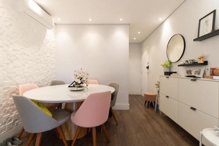 Tabela redonda branca com cadeiras coloridas e um arranjo floral no centro. de apartamento à venda com 4 quartos, 78m² em Vila da Saúde, São Paulo
