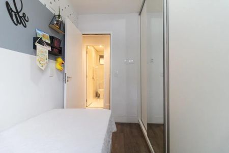Quarto simples com cama e móveis simples, com uma porta para o banheiro. de apartamento à venda com 4 quartos, 78m² em Vila da Saúde, São Paulo