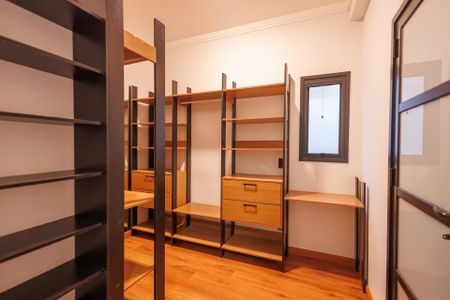 Casa de condomínio para alugar com 260m², 3 quartos e 4 vagas Casa de condomínio para alugar com 260m², 3 quartos e 4 vagasCloset da suíte Master