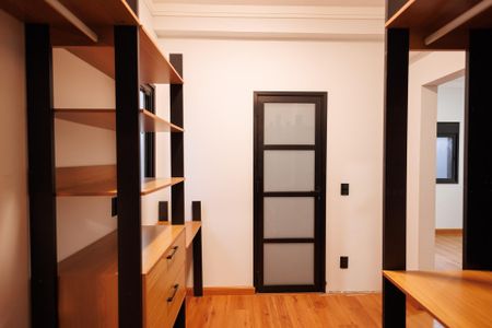 Casa de condomínio para alugar com 260m², 3 quartos e 4 vagas Casa de condomínio para alugar com 260m², 3 quartos e 4 vagasCloset da suíte Master