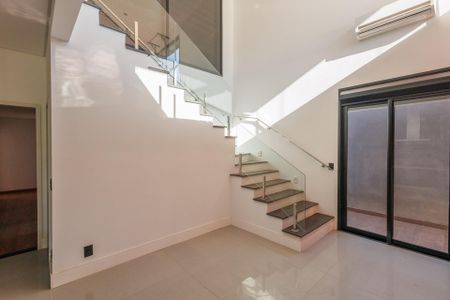 Casa de condomínio para alugar com 260m², 3 quartos e 4 vagas Casa de condomínio para alugar com 260m², 3 quartos e 4 vagasSala de TV