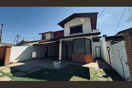 Casa de condomínio à venda com 300m², 3 quartos e 2 vagas Casa de condomínio à venda com 300m², 3 quartos e 2 vagasFachada