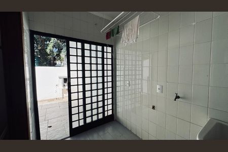 Casa de condomínio à venda com 300m², 3 quartos e 2 vagas Casa de condomínio à venda com 300m², 3 quartos e 2 vagasÁrea de serviço