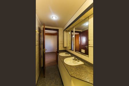 Apartamento para alugar com 160m², 3 quartos e 2 vagas Apartamento para alugar com 160m², 3 quartos e 2 vagasBanheiro da Suíte 1