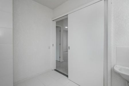 Banheiro de apartamento à venda com 1 quarto, 40m² em Sarandi, Porto Alegre