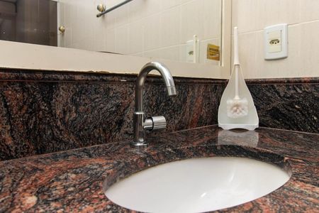 Banheiro de apartamento à venda com 2 quartos, 75m² em Cristal, Porto Alegre