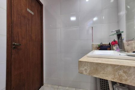 Casa para alugar com 244m², 4 quartos e 5 vagas Casa para alugar com 244m², 4 quartos e 5 vagasBanheiro da Suíte
