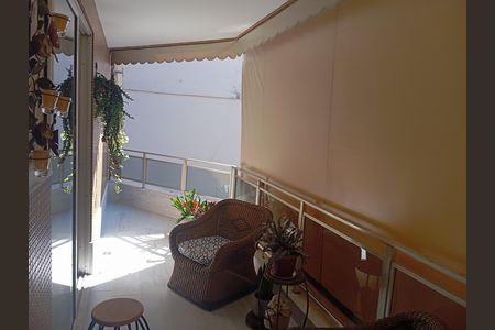 Apartamento à venda com 98m², 2 quartos e 1 vaga Apartamento à venda com 98m², 2 quartos e 1 vagaVaranda