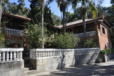 Casa para alugar com 800m², 6 quartos e 12 vagasEntrada da Garagem