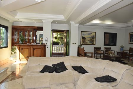 Sala de casa para alugar com 6 quartos, 800m² em Chácaras Uirapuru, Embu das Artes