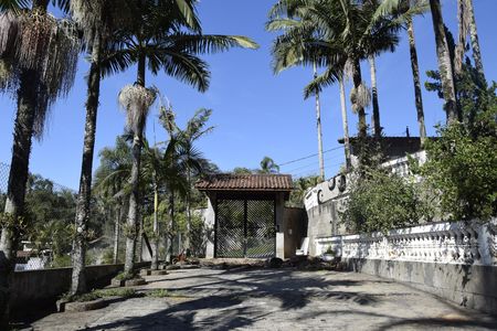 Casa para alugar com 800m², 6 quartos e 12 vagasEntrada da Garagem