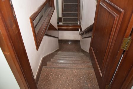 Casa para alugar com 800m², 6 quartos e 12 vagasEscada