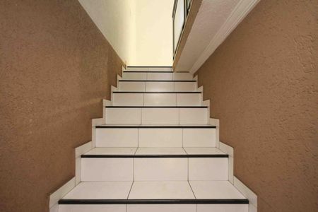 Casa à venda com 105m², 5 quartos e 1 vaga Casa à venda com 105m², 5 quartos e 1 vagaEscada