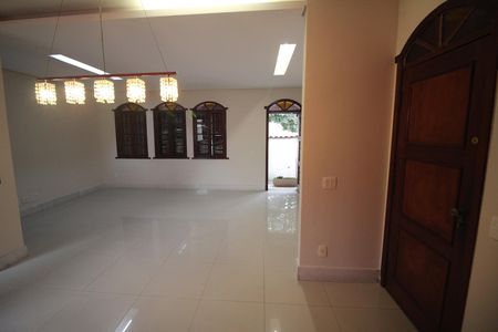 Sala de casa para alugar com 4 quartos, 314m² em Tirol, Contagem