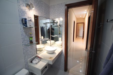 Casa à venda com 314m², 4 quartos e 4 vagasBanheiro social