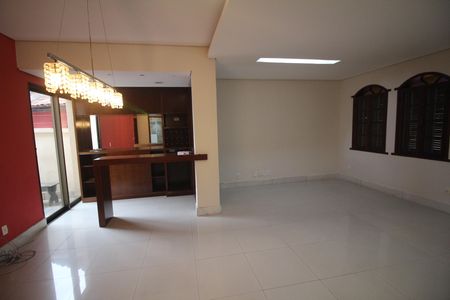Casa à venda com 314m², 4 quartos e 4 vagasSala