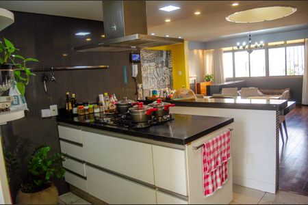 Apartamento para alugar com 165m², 3 quartos e sem vaga