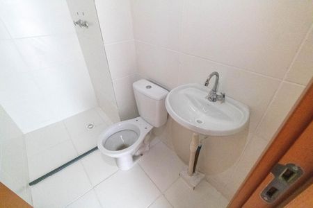 Banheiro de apartamento para alugar com 2 quartos, 45m² em Guaratiba, Rio de Janeiro
