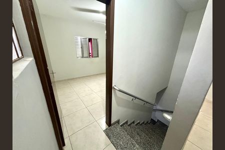 Casa à venda com 90m², 2 quartos e 1 vaga Casa à venda com 90m², 2 quartos e 1 vagaEscada