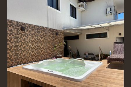 Casa de condomínio para alugar com 500m², 5 quartos e 2 vagas
