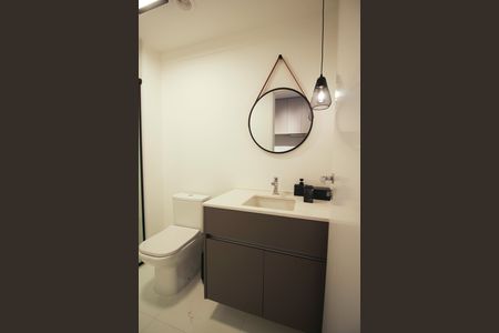 Banheiro de kitnet/studio para alugar com 1 quarto, 28m² em Indianópolis, São Paulo