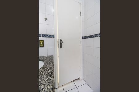 Banheiro da Suíte de casa de condomínio à venda com 4 quartos, 440m² em Jardim do Golf I, Barueri