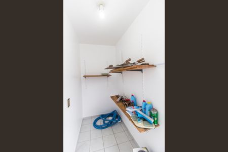 Casa de condomínio à venda com 440m², 4 quartos e 4 vagas Casa de condomínio à venda com 440m², 4 quartos e 4 vagasDepósito
